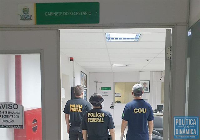 PF E CGU: agentes e auditores estiveram no gabinete do secretário Florentino Neto; no detalhe, a foto de um governador sorridente (foto: ASCOM PF)