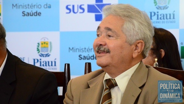 Sem Elmano em cenário, Firmino fica no destaque.