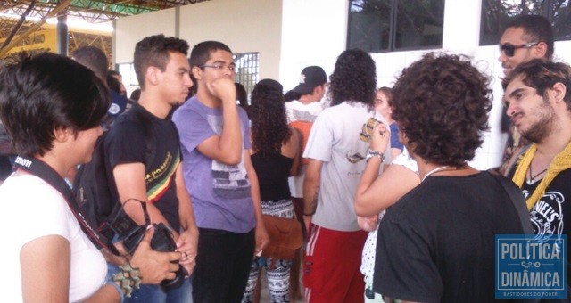 Estudantes têm se articulado para se manifestarem em prol dos terceirizados. 