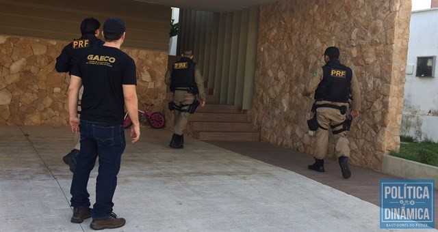 Agentes chegam à casa do ex-procurador-geral (Foto: Divulgação/PRF)