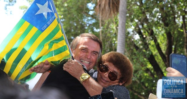 Bolsonaro abraça sósia de Reginaldo Rossi (Foto: Gustavo Almeida/PoliticaDinamica.com)