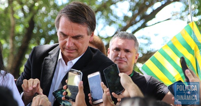 Bolsonaro recepcionado no aeroporto (Foto: Gustavo Almeida/PoliticaDinamica.com)