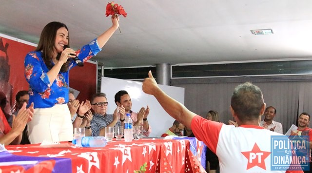 Vice ficou muito feliz com o gesto (Foto: Gustavo Almeida/PoliticaDinamica.com)