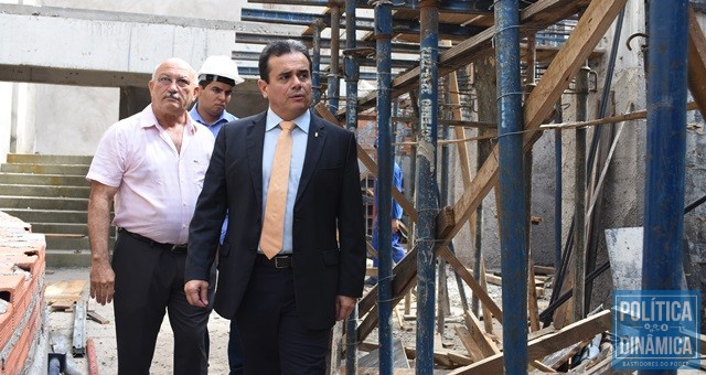 Henrique nas obras do Centro de Convenções (Foto: Jailson Soares/PoliticaDinamica.com)