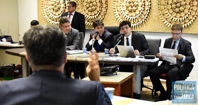 Gustavo Neiva (de costas) questiona secretário (Foto: Jailson Soares/PoliticaDinamica.com)