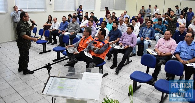 Prefeitos das cidades do semiárido se reuniram no 25º BC para discutir Operação Carro-Pipa (Foto: Jailson Soares/PoliticaDinamica.com)