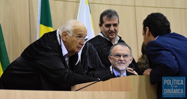 O prefeito Gil Carlos [de costas] conversando com conselheiros no plenário do Tribunal de Contas do Estado do Piauí (Foto: Jailson Soares/PoliticaDinamica.com)