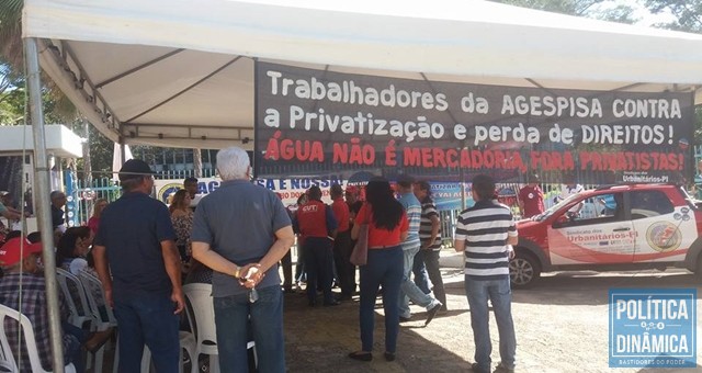 Trabalhadores protestaram ontem (10), em frente à sede da Agespisa (Foto: Jailson Soares/PoliticaDinamica.com)