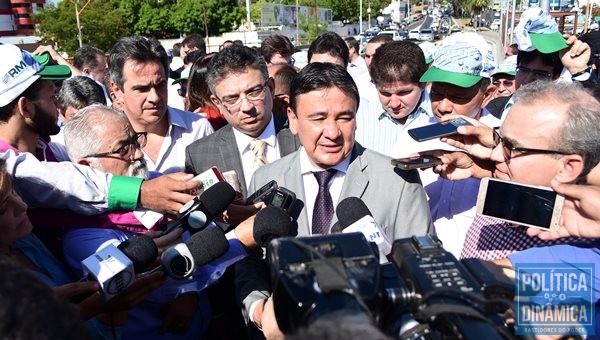 Governador entregou a obra cercado por uma comitiva de políticos (Foto: Jailson Soares/PoliticaDinamica.com)