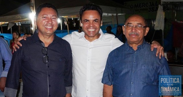 Gil ladeado pelos "irmãos opositores" de Socorro do Piauí (Foto: Reprodução/Facebook)