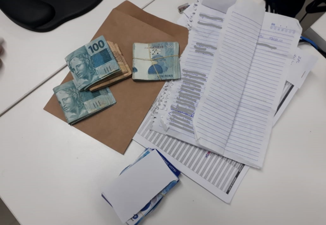 Dinheiro, lista de eleitores e santinhos estavam no carro da candidata (Foto: Divulgação/PF)