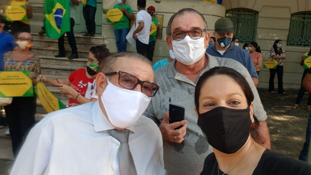 Valdeci Cavalcante (à esquerda) liderou protesto (Foto: Rubenita Lessa)