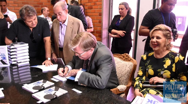 Ex-governador durante sessão de autógrafos (Foto: Jailson Soares/PoliticaDinamica.com)