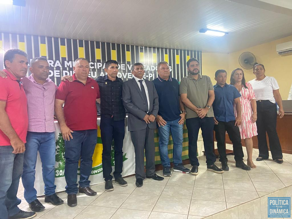 Chico do Sindicado (ao centro, de terno) tomou posse como prefeito de Dirceu Arcoverde-PI em solenidade realizada na Câmara de Vereadores da cidade (foto: Arquivo Pessoal)