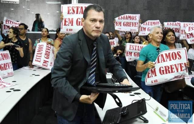 Joaquim do Arroz recolhe computadores (Foto: Jailson Soares/PoliticaDinamica.com)