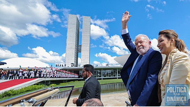 Lula desfila em carro aberto durante cerimônia de posse em Brasília (foto: Twitter LulaOficial)
