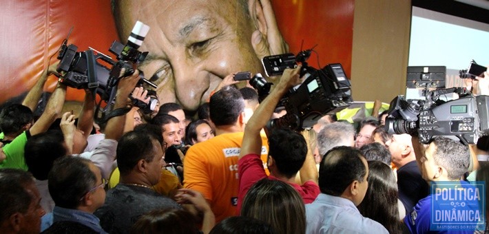 Dr. Pessoa foi cercado ao chegar (Foto: Gustavo Almeida/PoliticaDinamica.com)