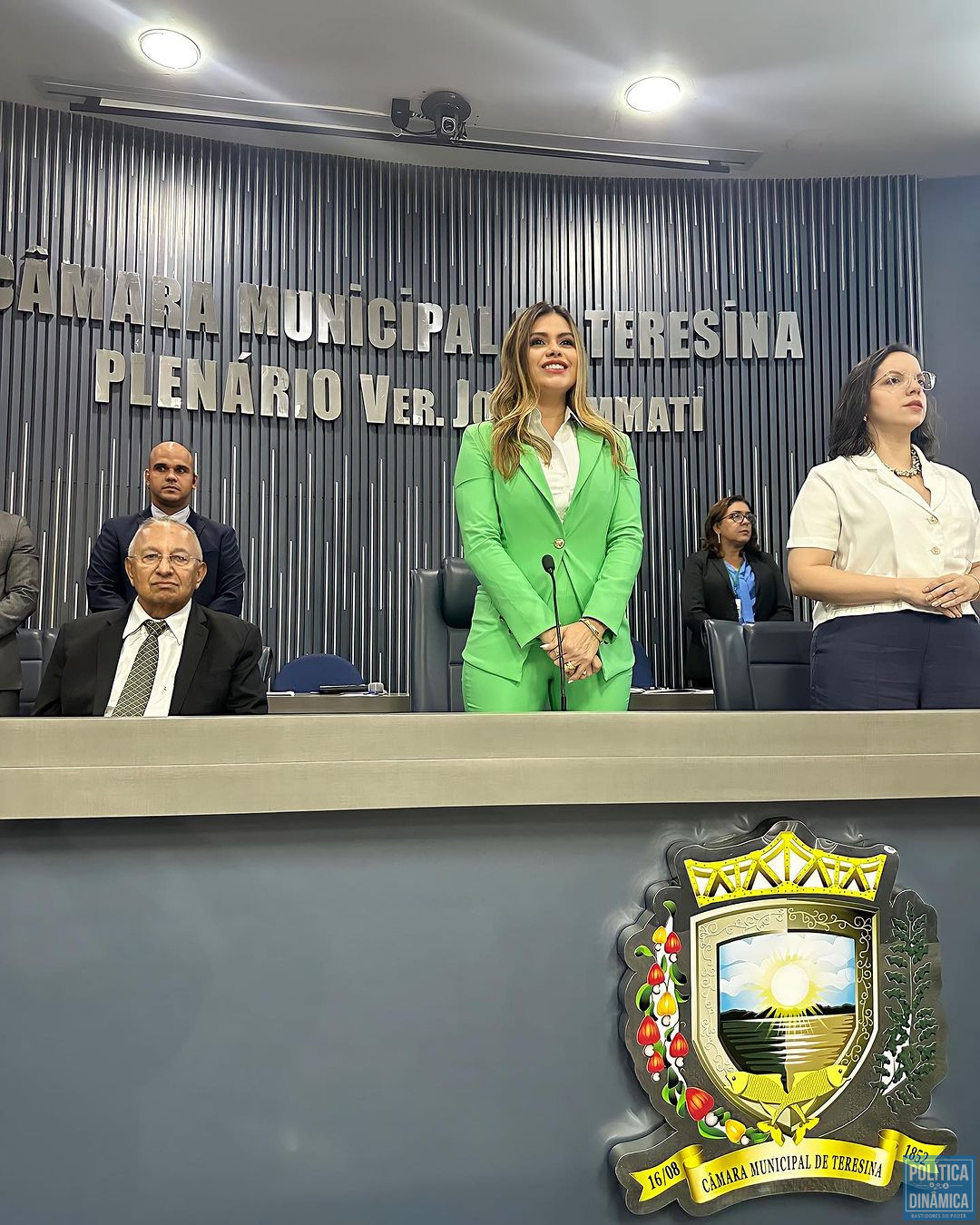 O prefeito Doutor Pessoa, sentado ao lado da vice-presidente da Câmara de Teresina (de verde), Pollyana Rocha, em sessão em homenagem aos 171 anos da capital (foto: Reprodução | Instagram)