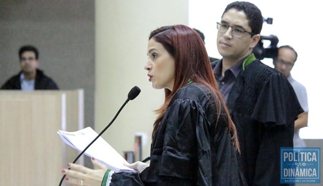 Geórgia Nunes e o advogado do Sindserm (Foto: Gustavo Almeida/PoliticaDinamica.com)