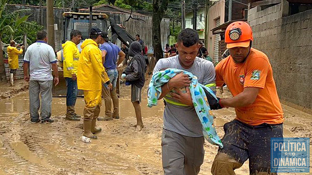 Bombeiros e voluntários ajudam a tirar as vítimas de escombros e a encontrar desaparecidos (foto: Agência Brasil)