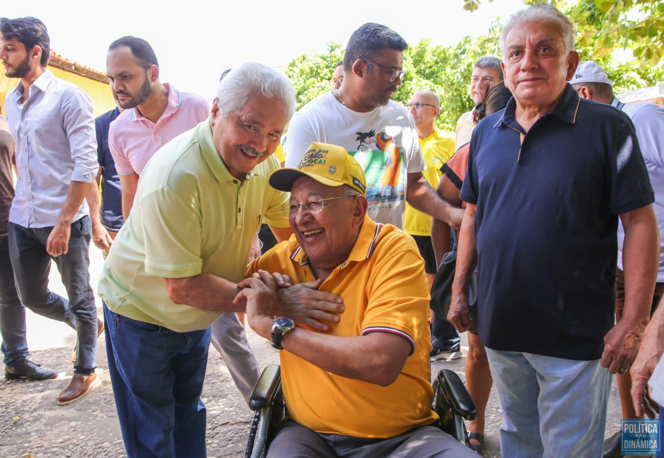 Elmano Férrer, de camisa verde, abraçando o prefeito Doutor Pessoa durante a inauguração do Clube do Servidor do Município de Teresina; o evento aconteceu no mês passado (foto: Divulgação | Prefeitura de Teresina)