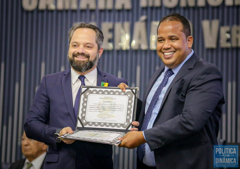 Marcelo Nolleto, à esquerda, recebendo do vereador Enzo Samuel a medalha do Mérito Legislativo (foto: Divulgação | Governo do Piauí)