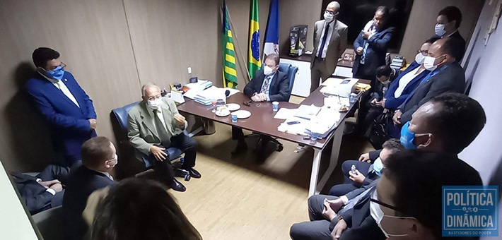 Detalhe: na foto, é possível observar vários vereadores eleitos fazendo campanha contra Pessoa, como é o caso de Evandro Hidd, Valdemir Vigino, Neto do Angelim, Enzo Samuel e Venâncio Cardoso; todos calados diante da oferta de UBS em troca de apoio político (foto: Jailson Soares | PoliticaDinamica.com)