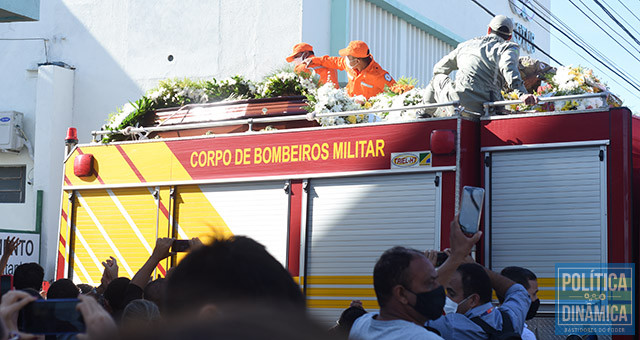 População se aglomerou no entorno do caminhão dos Bombeiros para chegar mais perto na hora da despedida de Firmino Filho (Jailson Soares | politicaDinamica.com)