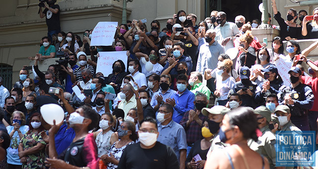 Servidores da PMT foram para o lado de fora do Palácio da Cidade para prestar sua última homenagem ao amigo e gestor público que mais tempo liderou Teresina (foto: Jailson Soares | PoliticaDinamica.com)