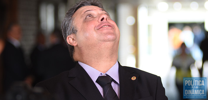 Não se sabe pra onde Júlio Arcoverde está olhando, mas não deve ser para o lugar certo (foto: Jailson Soares | PoliticaDinamica.com)