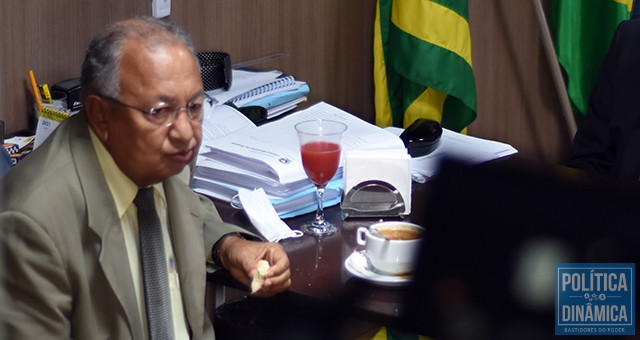 É isso aí, Doutor Pessoa: fica tomando café e deixa o resto nas mãos de Robert que ele resolve... Confia! (foto: Jailson Soares | PoliticaDinamica)