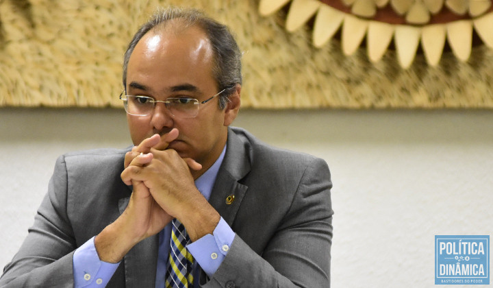 Antes de secretário, deputado; antes de deputado, delegado: Firmino Paulo já colocou o nome de Pauliana Ribeiro Amorim no Google e apertou "enter"? (foto: Jailson Soares | PD)