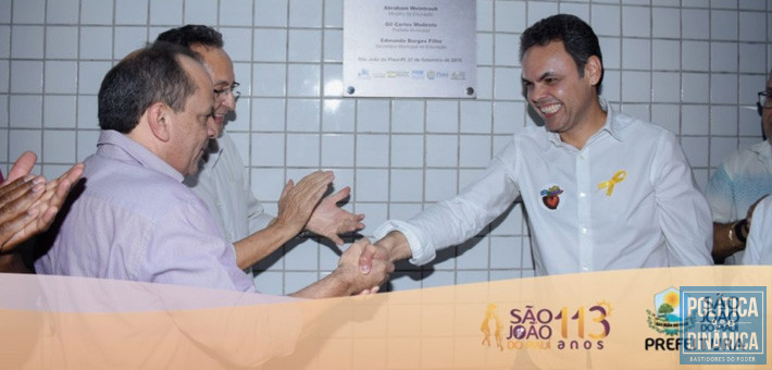 Hélio Isaías e Gil Carlos: irmão do deputado foi contratado pelo prefeito e obra não termina (foto: Prefeitura de São João do Piauí)