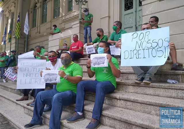 Pessoa não quer mais que trabalhadores sejam vistos protestando nas escadarias da Prefeitura; condição de "mordaça" a quem não recebe salários em dia beira a chantagem (foto: divulgação)