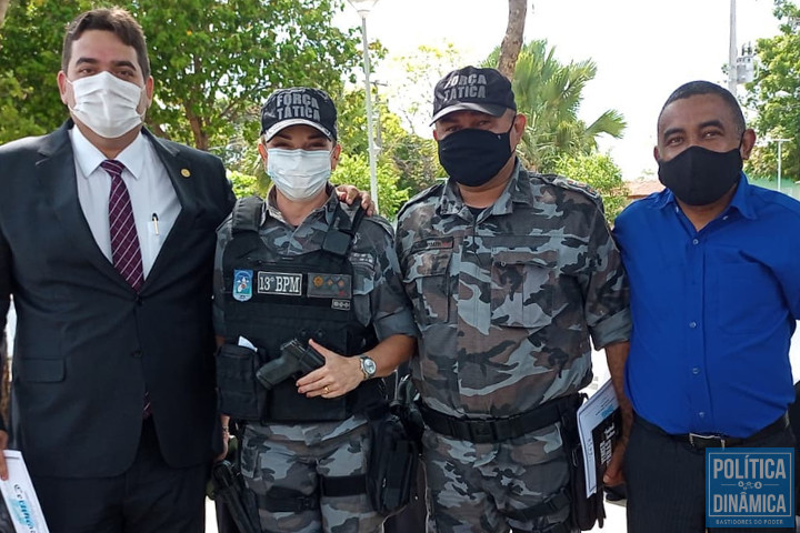 Castro Comendador (de azul), segundo Andrade Jacaré, sabe quem fez montagens com a imagem de Ieldyson; na foto, encontra-se com a Major Elizete e membro da OAB-PI em evento do 9º Batalhão (foto: Instagram)