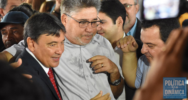 Esse abraço pode sair muito caro para o governador Wellington Dias, mas no final, é o contribuinte piauiense quem paga a conta (foto: Jailson Saores | PoliticaDInamica)