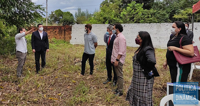 Em visita ao terreno onde foi construída a sede da OAB em Piripiri, Celso Barros e sua trupe escutam explicações de José Filho Paranaguá, sócio da Riga Construtora (foto: Ascom OAB-PI)