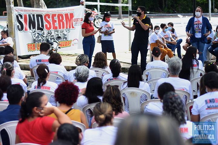 Enquanto o Doutor Pessoa se escondia e João Henrique enrolava os vereadores; o SINDSERM que ajudou a eleger a atual gestão ameaçava greve de professores do lado de fora da Câmara Municipal (foto: Jailson Soares | PD)