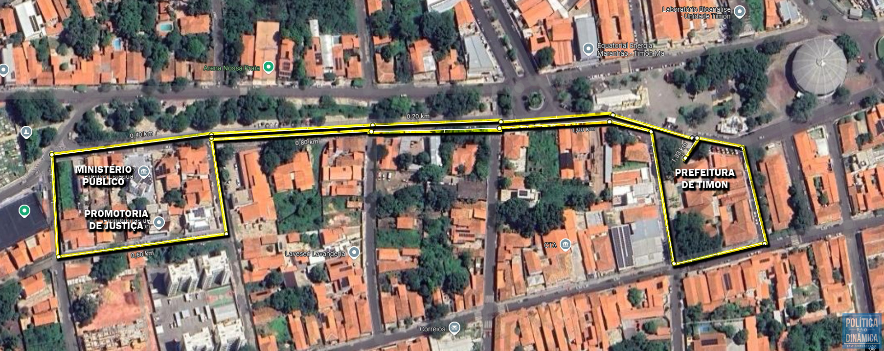 Se a gente mandasse esse povo todo fazer uma fila indiana, essa fila começaria na porta da Prefeitura, seguiria por 4 quarteirões, daria a volta no quarteirão do Ministério Público Estadual e das Promotorias de Justiça de Timon, e voltaria até a porta da Prefeitura. Quase um quilômetro e meio de fila. (imagem: GoogleMaps)