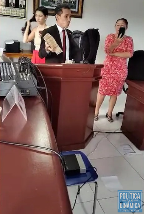 O vereador Sababá Filho exibindo maços de dinheiro que disse ter recebido para abandonar o mandato (foto: Reprodução | WhatsApp)