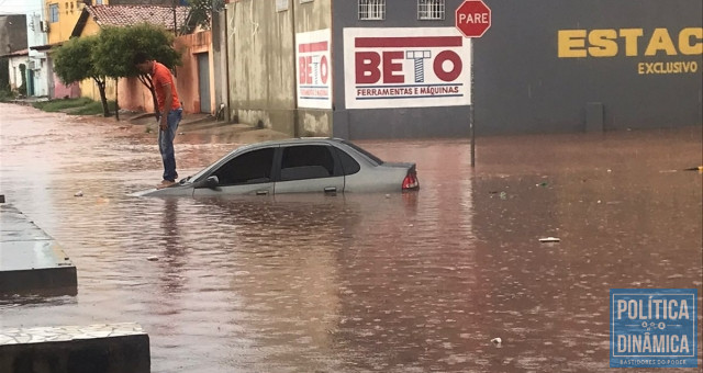 Motorista de aplicativo fica com carro parcialmente submerso em alagamento no bairro Macaúba, zona Sul de Teresina. 