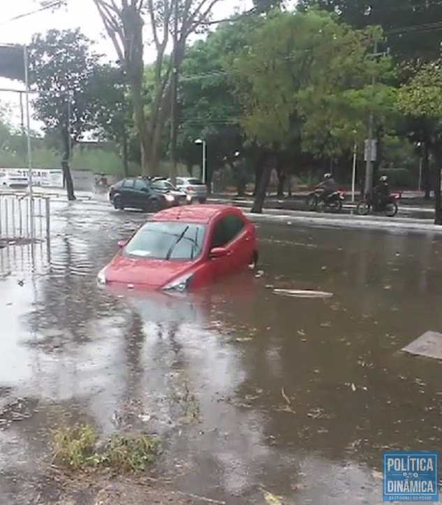 Carro fica preso em alagamento na avenida Presidente Kenedy, zona Leste de Teresina, nesta sexta-feira (01º/10/2021)