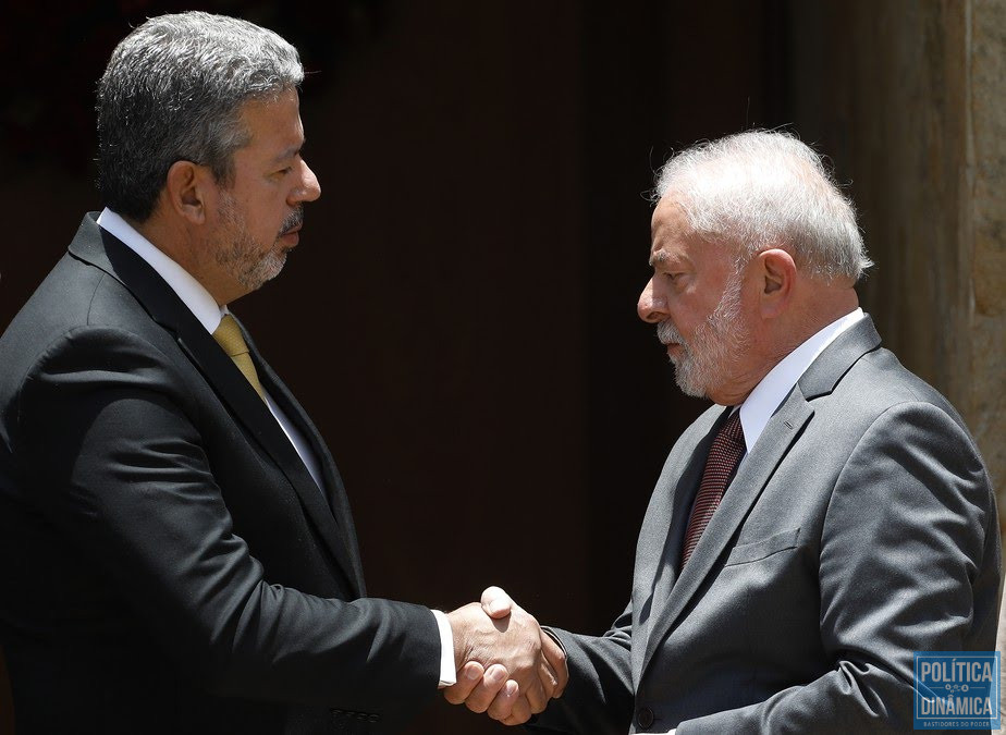 Arthur Lira, à esquerda, cumprimentando o presidente Luiz Inácio Lula da Silva (foto: Reprodução | O Globo)