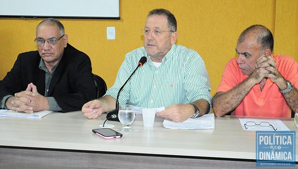 Da direita para a esquerda, capitães Heleno de Sousa Maia, Carlos Alberto Guerra e Evandro Rui Condé Marlière.