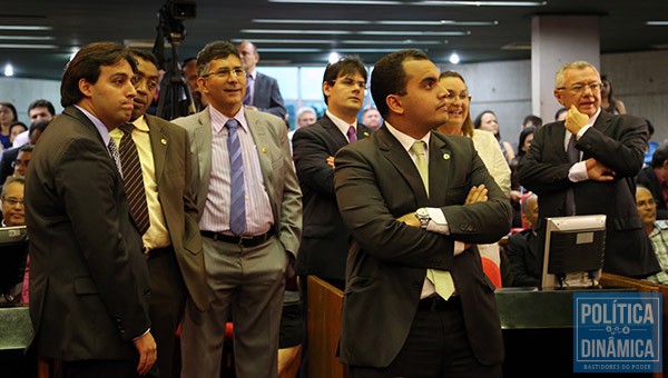Kleber acompanhou a votação ao lado dos deputados governistas que declaram antecipadamente seu voto (foto: Jailson Soares / PoliticaDinamica.com)
