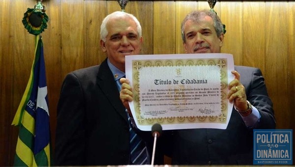 João Vicente recebe título de cidadania das mãos do presidente da Alepi, deputado Themístocles Filho. 