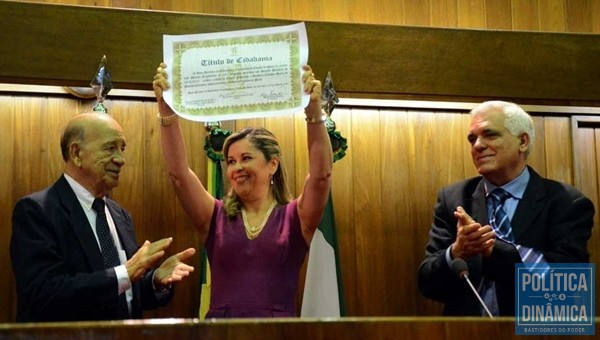 Cláudia Claudino expõe com felicidade título de cidadania piauiense. 