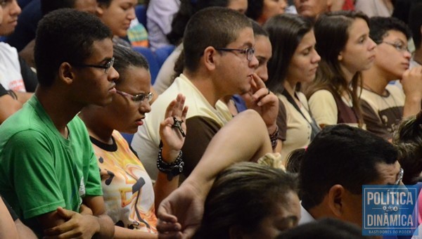 Jovens da Renovação Carismática Católica rezam durante a sessão. (Fotos: Jailson Soares / Política Dinâmica)