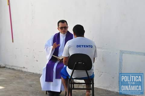 Padre confessa detento na Casa de Custódia. (Fotos: Divulgação)