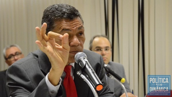 Líder João de Deus defende que Prefeitura e Estado trabalhem pela melhoria da Agespisa. (Foto: Jailson Soares / Política Dinâmica)